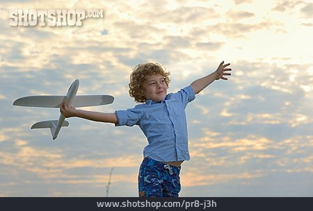 
                Junge, Fliegen, Modellflugzeug, Freiheitsgefühl, Glücksgefühl                   