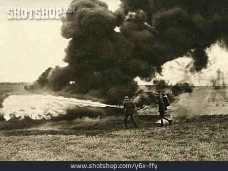 
                Erster Weltkrieg, Flammenwerfer, Deutsche Soldaten                   