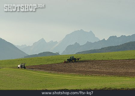 
                Feld, Acker, Landwirtschaft, Traktor, Oberbayern                   