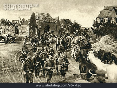 
                Erster Weltkrieg, Infanterie, Deutsche Soldaten, Vormarsch                   