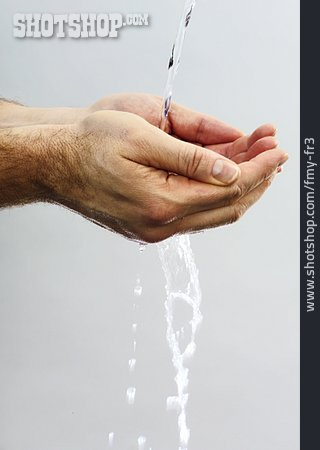 
                Hände, Wasserstrahl                   