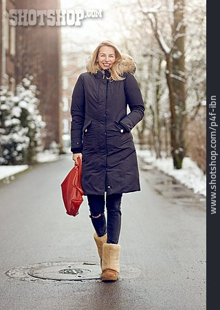 
                Frau, Spaziergang, Winterkleidung                   