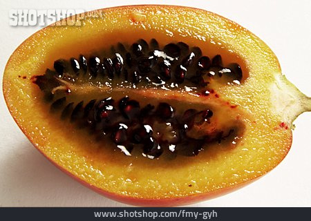 
                Halbiert, Tamarillo                   