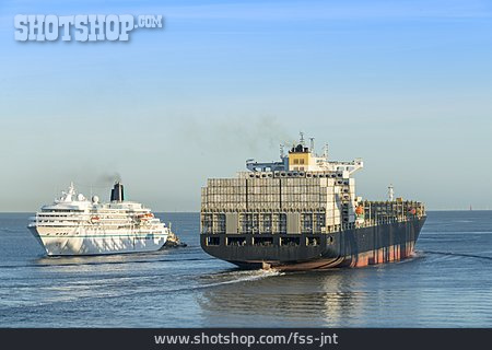 
                Schifffahrt, Kreuzfahrtschiff, Containerschiff, Weser                   