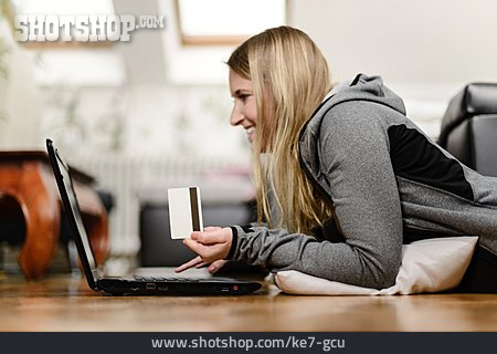 
                Frau, Kreditkarte, Onlineshopping                   