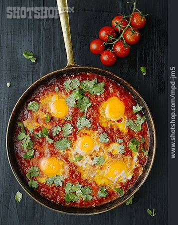 
                Pfannengericht, Pochierte Eier, Tomateneintopf                   