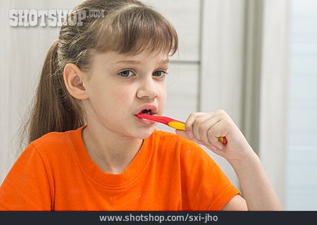 
                Mädchen, Zähne Putzen                   