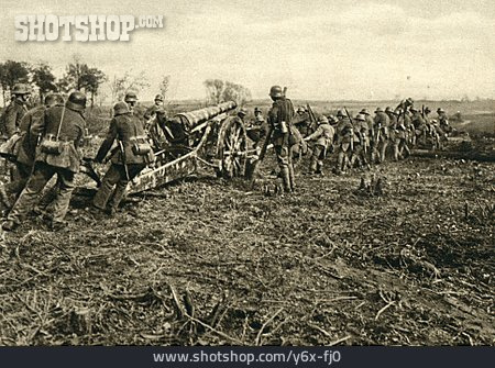 
                Erster Weltkrieg, Deutsche Soldaten, Flachbahngeschütz                   