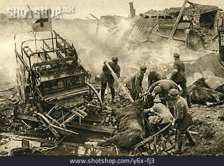 
                Erster Weltkrieg, Sanitäter, Artilleriefeuer, Verbandplatz                   