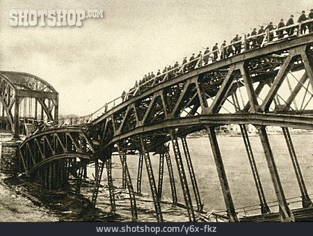 
                Eisenbahnbrücke, Deutsche Soldaten, Ostfront                   