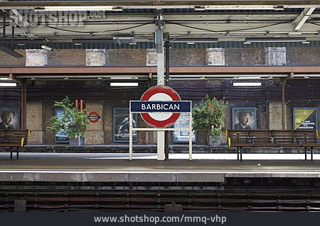 
                Haltestelle, London Underground, Barbican                   