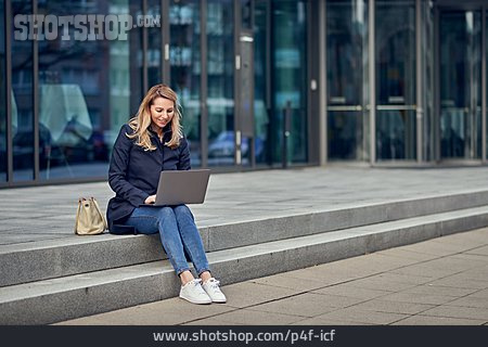 
                Geschäftsfrau, Online, Mobil                   