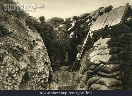 
                Schützengraben, Mazedonien, Deutsche Soldaten                   