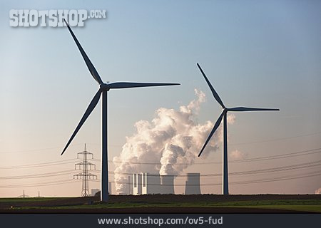 
                Stromerzeugung, Braunkohlekraftwerk, Windräder                   