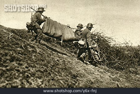 
                Soldaten, Krankentransport, Erster Weltkrieg                   
