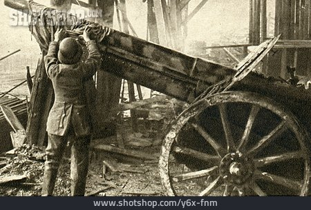 
                Kühlen, Erster Weltkrieg, Deutscher Soldat, Geschützrohr                   