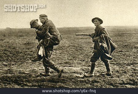 
                Tragen, Erster Weltkrieg, Deutscher Soldat, Britische Gefangene                   