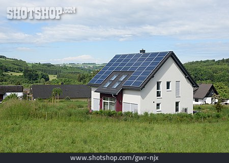 
                Wohnhaus, Solardach, Energiesparhaus                   