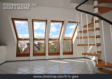 
                Dachfenster, Wendeltreppe, Dachgeschosswohnung                   