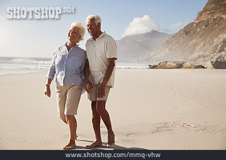
                Strandspaziergang, Hand In Hand, Seniorenpaar                   