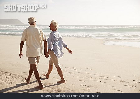 
                Strandspaziergang, Strandurlaub, Seniorenpaar                   