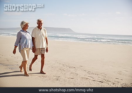 
                Strandspaziergang, Strandurlaub, Seniorenpaar                   