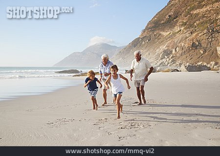 
                Enkel, Strand, Wettrennen, Großeltern                   