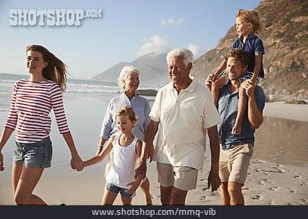 
                Strandspaziergang, Großfamilie, Strandurlaub                   