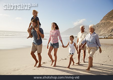 
                Strandspaziergang, Familie, Generationen, Strandurlaub                   