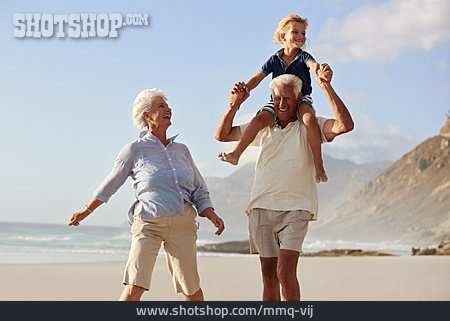 
                Enkel, Strandspaziergang, Großeltern, Sommerurlaub                   