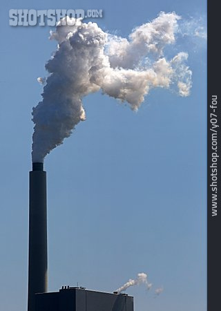 
                Abgase, Luftverschmutzung, Industrieschornstein                   