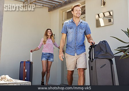 
                Paar, Gepäck, Sommerurlaub, Urlaubsbeginn                   