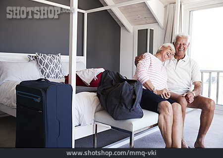 
                Ferienwohnung, Seniorenpaar, Urlaubsbeginn                   