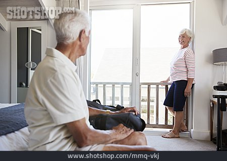 
                Urlaub, Sich Ansehen, Ferienwohnung, Seniorenpaar                   