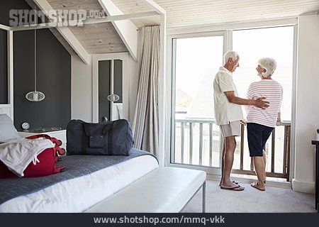 
                Hotelzimmer, Seniorenpaar, Urlaubsbeginn                   