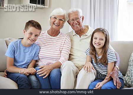 
                Großeltern, Familienportrait, Enkelkinder                   