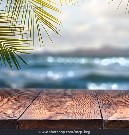 
                Holztisch, Palmwedel, Strandurlaub                   