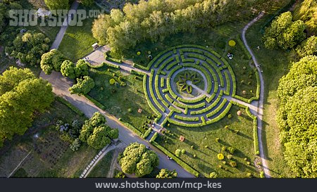 
                Irrgarten, Botanischer Garten, Kiew                   