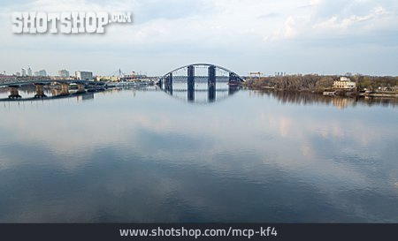 
                Kiew, Podilsko-voskresensky Brücke                   