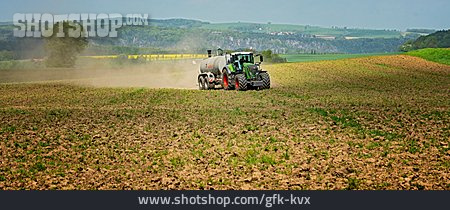
                Agrarwirtschaft, Traktor, Ackerbau, Düngen, Ackerboden                   