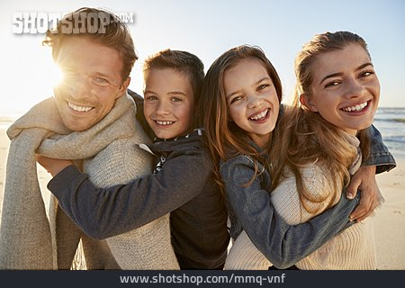 
                Familie, Strandurlaub, Familienurlaub, Familienportrait                   