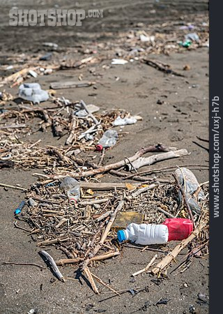 
                Strand, Umweltverschmutzung, Plastikmüll                   