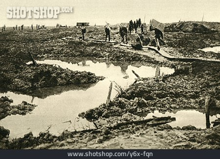 
                Erster Weltkrieg, Britische Soldaten, Sumpfgelände                   