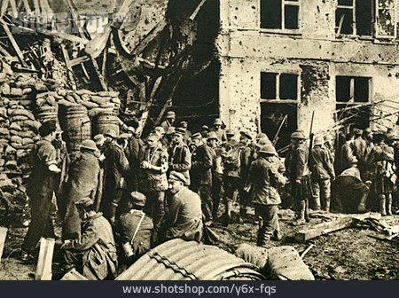 
                Erster Weltkrieg, Deutsche Soldaten, Verwundetensammelstelle                   