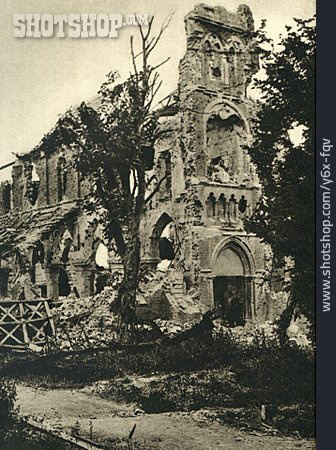 
                Erster Weltkrieg, Kirchenruine, Frise                   
