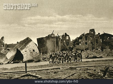 
                Ruinen, Erster Weltkrieg, Französische Soldaten                   