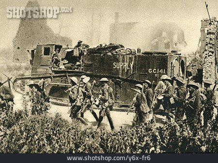 
                Erster Weltkrieg, Englischer Tank, Britische Soldaten                   