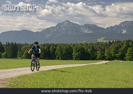 
                Mountainbike, Fahrradtour, Aktive Seniorin                   