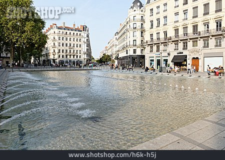 
                Lyon, Place De La République                   