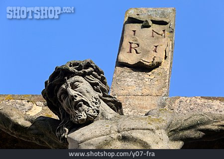 
                Steinkreuz, Christusfigur, Inri                   